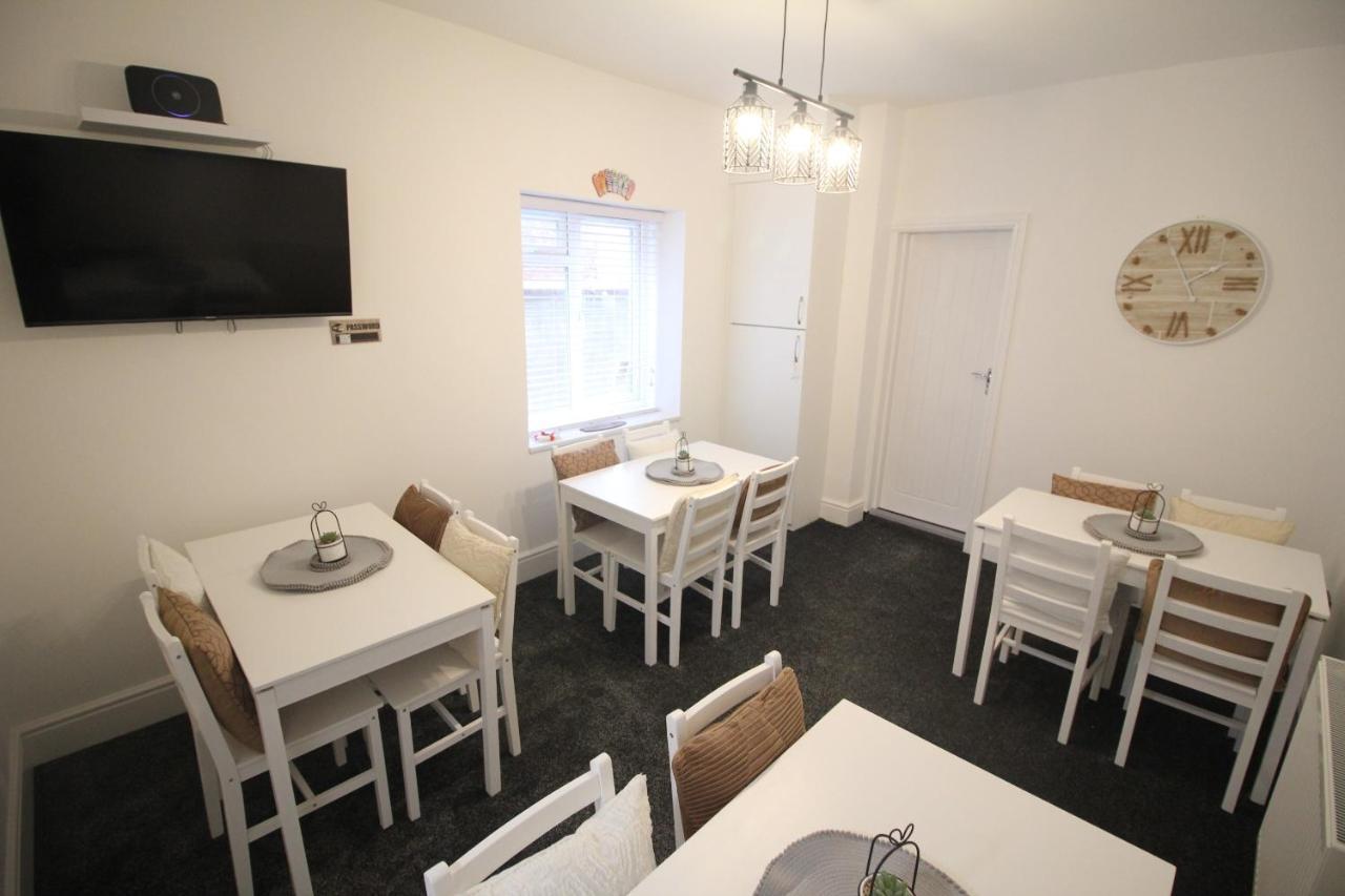 בלקפול Media Manor - Fully Refurbished In 2022 - Large 6 Bedrooms, 3 Bathrooms Plus Media Games Room מראה חיצוני תמונה